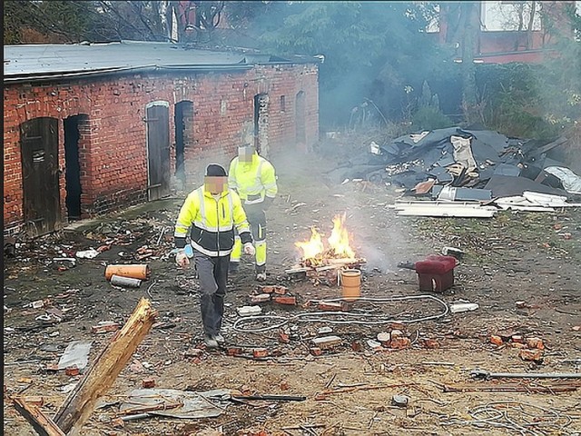 Anonimowy bydgoszczanin powiadomił Straż Miejską, że na jednej z posesji na bydgoskim Czyżkówku dwaj mężczyźni palą w ognisku przedmioty, które nie powinny trafić do ognia. Patrol municypalnych udał się tam z interwencją. 

Zobacz więcej informacji i zdjęcia z interwencji >>>

Stop Agresji Drogowej. Odcinek 5

