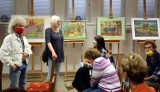 W Miejskiej Bibliotece Publicznej w Człuchowie można oglądać wystawę „Pastelowe podróże”  Krystyny Hrehorowicz