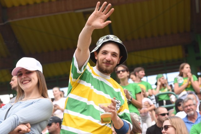 Lubuskie derby dla Stali Gorzów. Stalowcy już po 13. wyścigu zapewnili sobie triumf w Zielon ej Górze. Klucz do sukcseu gości: z pewnością bardzo dobra jazda zawodników drugiej linii. Przyczyna porażki Falubazu: m.in. bardzo mało punktów zawodników tworzących pierwszą parę: Grzegorza Zengoty i Jakoba Thorssella. 
-&nbsp;Ważną rolę w ekipie gości mogą odegrać, i być dla nich kluczowymi zawodnikami Linus Sundstroem, Grzegorz Walasek i junior Rafał Karczmarz - mówił przed meczem Adam Skórnicki, trener Falubazu. Proponujemy zielonogórskiemu szkoleniowcowi zabawę w obstawianie wyników, bo trafił idealnie. 

Zobacz, jak w czasie derbów kibice Falubazu kibicowali swoim zawodnikom.

Zobacz też wideo: Falubaz Zielona Góra - Stal Gorzów 43:47. Komentarz Macieja Noskowicza z Radia Zachód po derbach Ziemi Lubuskiej


