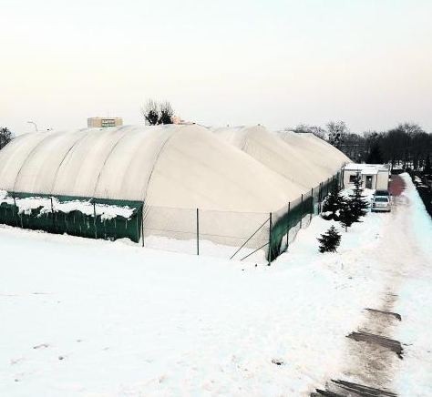 Na terenie klubu znajdują się obecnie cztery &#8222;balony&#8221;, pod którymi są korty tenisowe