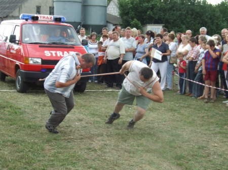 Przeciąganie wozu strażackiego było jedną z konkurencji turnieju.