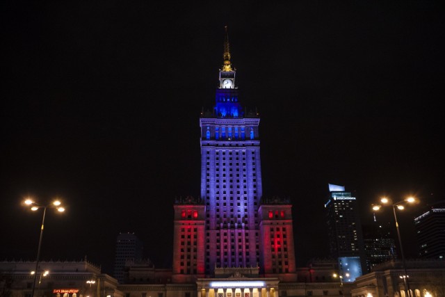 Pałac Kultury we francuskich barwach. Gest solidarności Warszawy [ZDJĘCIA]