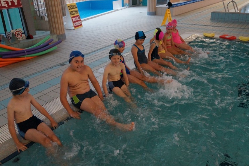 225 uczniów nauczą w gminie Opoczno pływać
