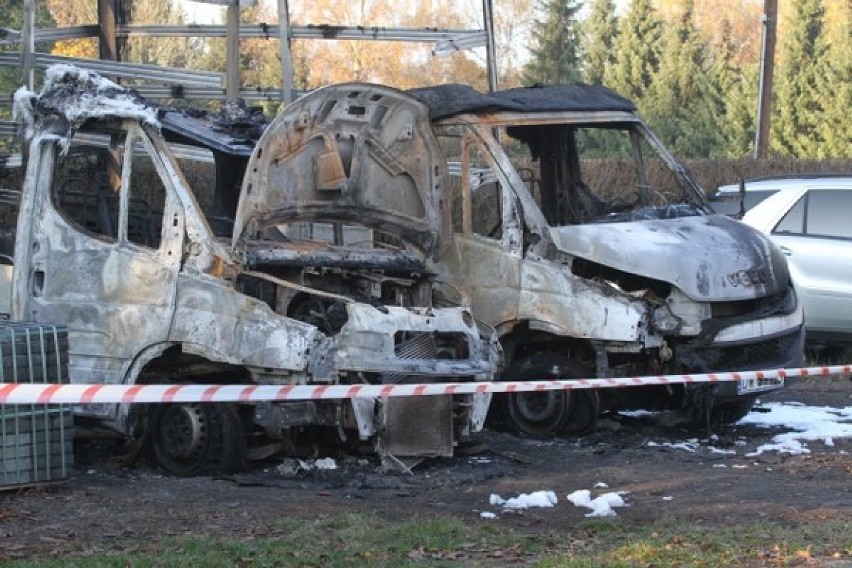 Pożar dwóch samochodów dostawczych w Wolsztynie