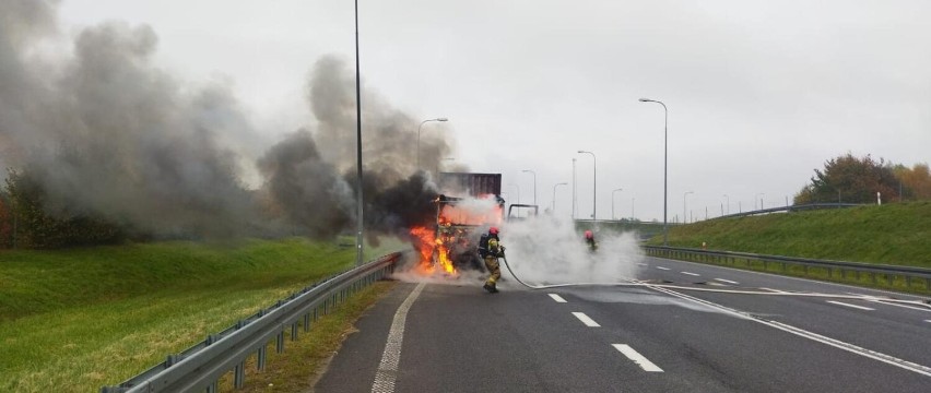 Elbląscy strażacy ugasili płonący samochód ciężarowy