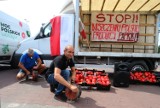 Protest plantatorów papryki przed marketem w Radomiu. Sprzeciwiają się dyktatowi cenowemu sieci handlowych