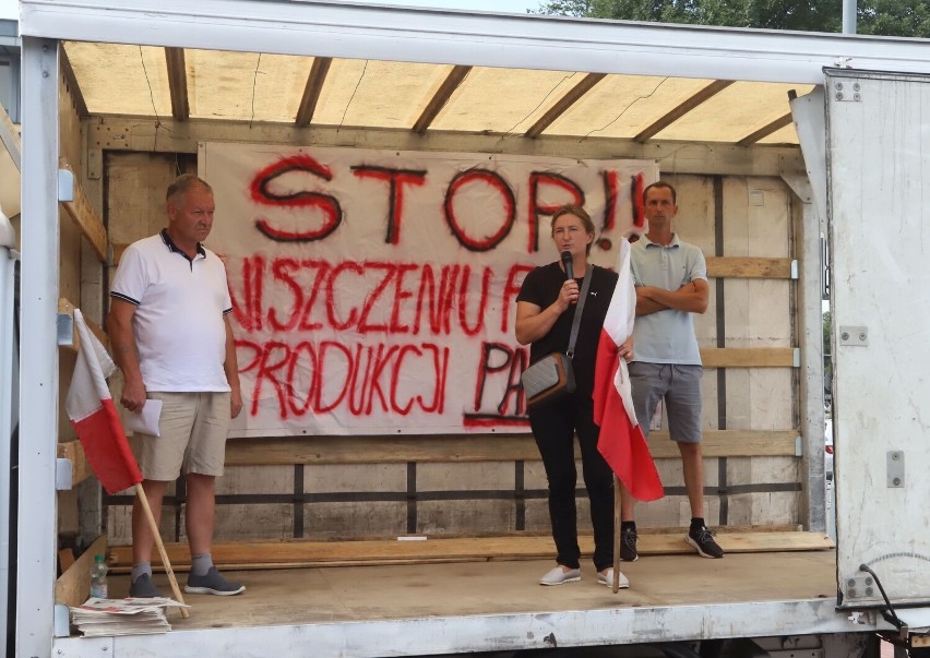 Protest plantatorów papryki przed marketem w Radomiu. Sprzeciwiają się dyktatowi cenowemu sieci handlowych