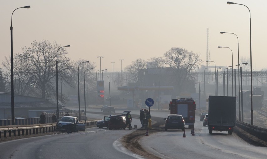 Wypadek na wiadukcie w Malborku [ZDJĘCIA]. 3 osoby poszkodowane po zderzeniu 2 samochodów