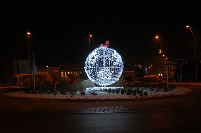 Prabuty: Zobaczcie świąteczne oświetlenie w mieście. W tym roku nowa iluminacja zdobi rondo