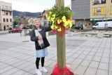 W Limanowej stanęła gigantyczna palma. Od 21 lat wykonuje ją Władysława Ślazyk wraz z mężem. Zobacz zdjęcia