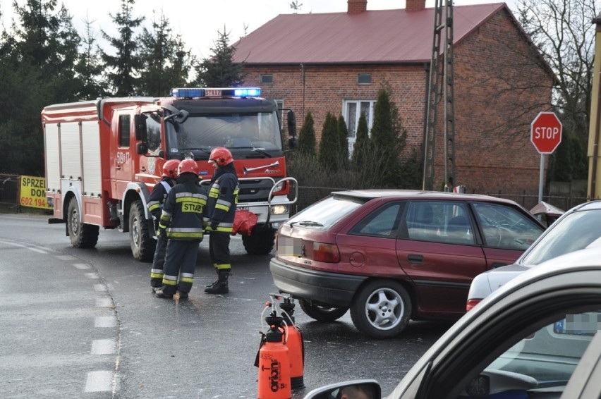 Wypadek w Ładzicach. 3 osoby ranne, w tym małe dziecko [ZDJĘCIA]
