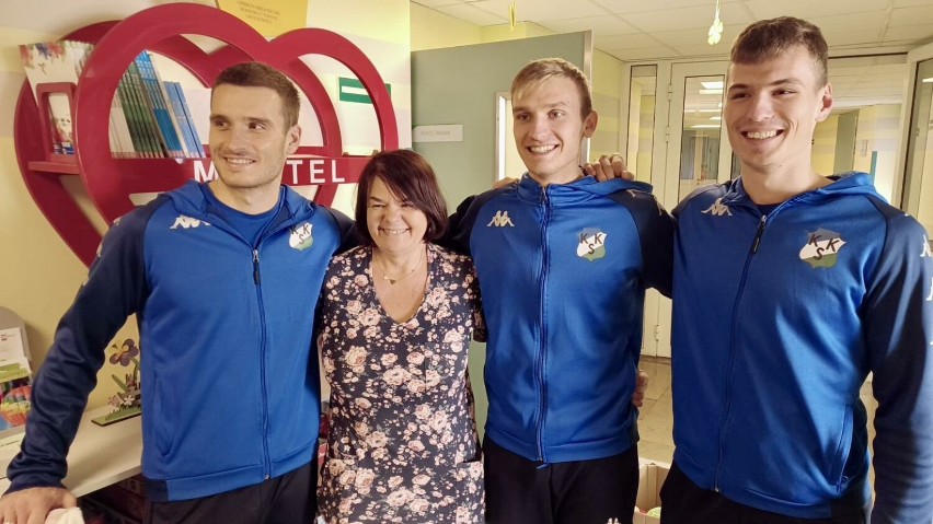 Piłkarze KKS odwiedzili pacjentów kaliskiego szpitala. ZDJĘCIA