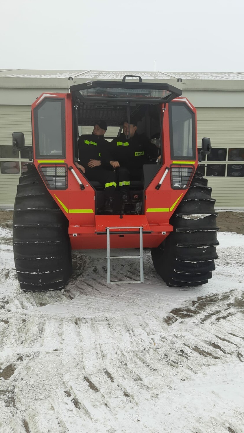 Strażacy z Piły mają nowy ciężki sprzęt. To transporter kołowy 
