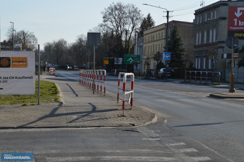 Rawicz. Pomimo zaleceń pozostania w domach, mieszkańcy spacerują po mieście. Jest ich jednak niewielu [ZDJĘCIA]