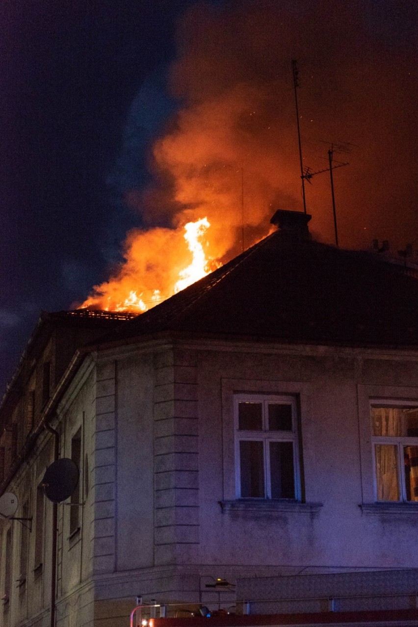 Akcja gaśnicza polegała na polewaniu ognia na poddaszu...