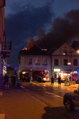 Pożar w Bochni. 51 strażaków gasiło do rana pożar kamienicy przy ul. Szewskiej [ZDJĘCIA]
