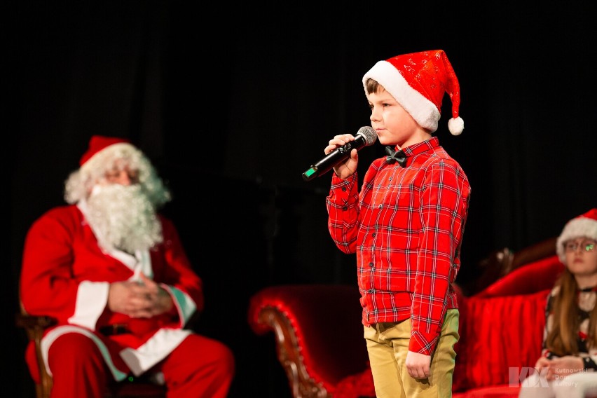 W wydarzeniu wzięły udział młodzi artyści w wieku od 3 do 9 lat, którzy przygotowali wiersze, piosenki lub krótkie scenki teatralne