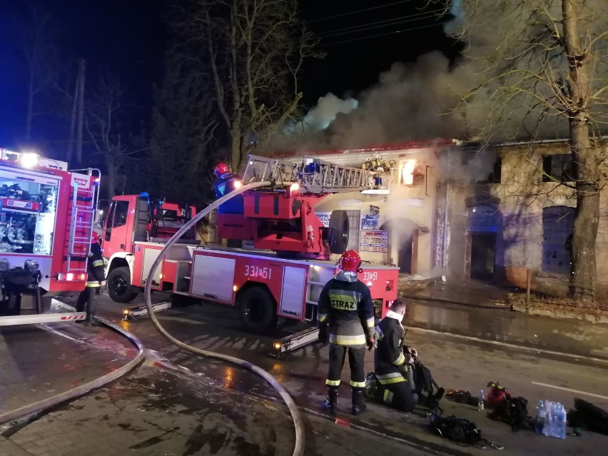 Pożar budynku byłego Metalplastu w Piotrkowie [ZDJĘCIA, WIDEO]