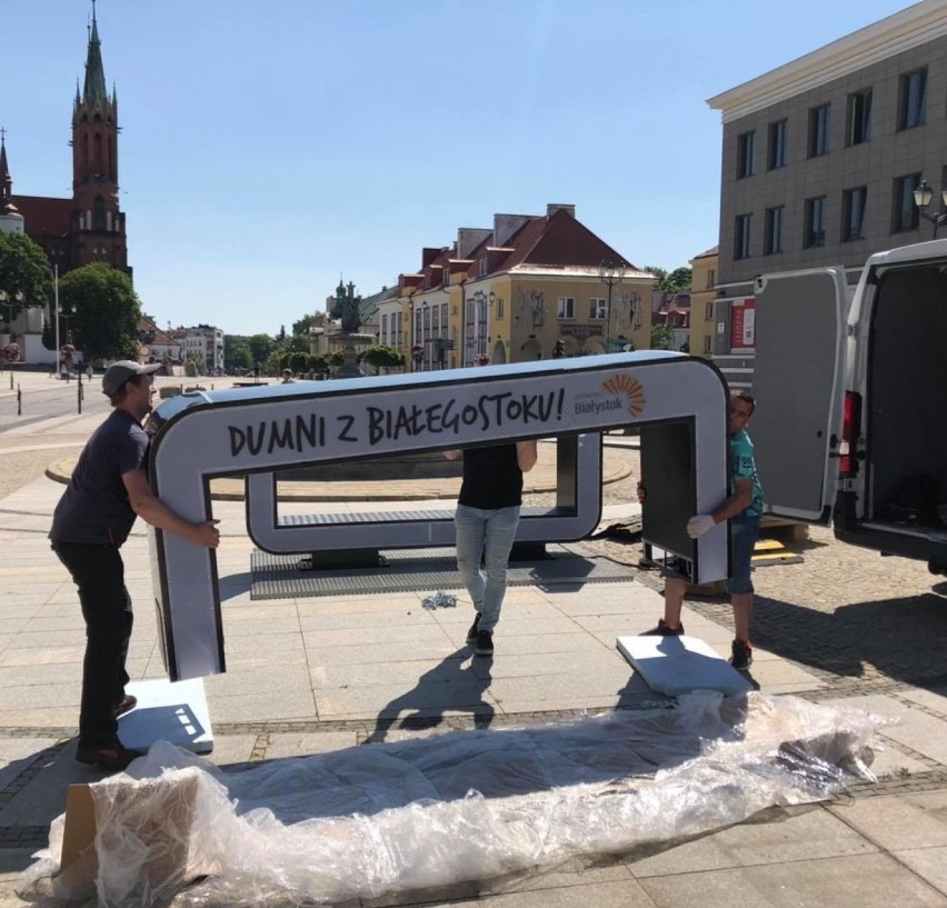 Ramka Dumni z Białegostoku znowu jest na Rynku Kościuszki. Zastąpiła napis #Białystok (zdjecia)