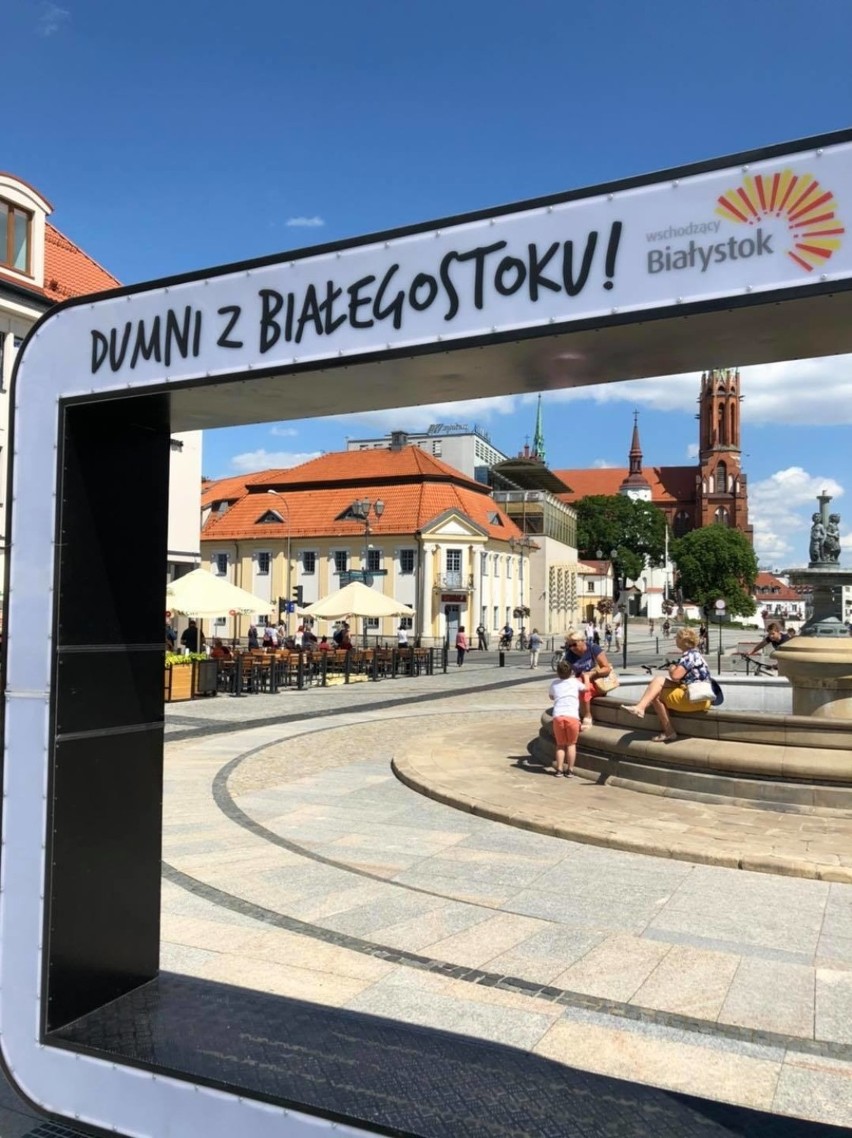 Ramka Dumni z Białegostoku znowu jest na Rynku Kościuszki. Zastąpiła napis #Białystok (zdjecia)