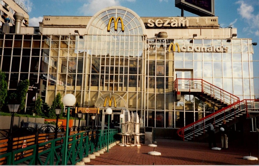 McDonald's w warszawskim Sezamie w latach 90. XX wieku