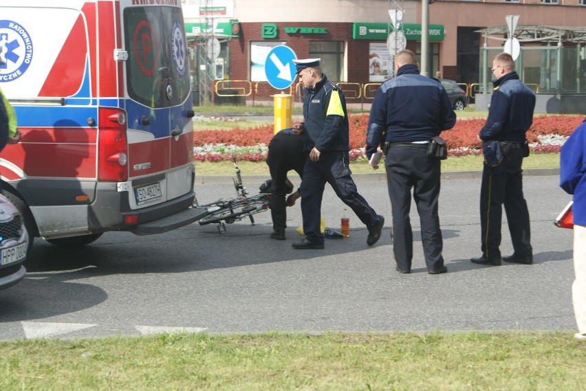 Na rondzie w centrum kierowca hyundaia potrącił rowerzystę