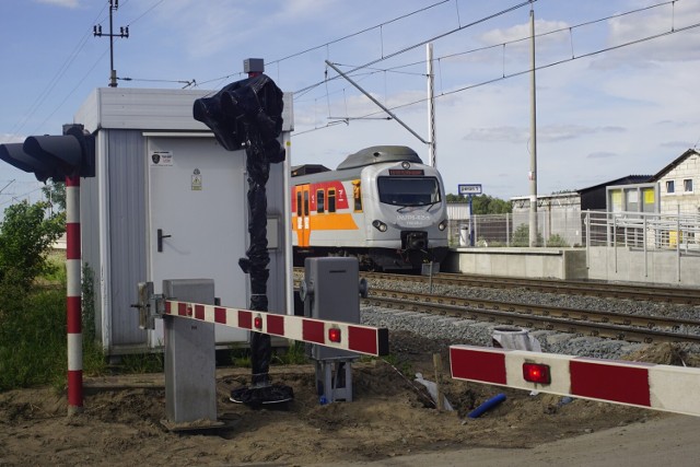 Nakielscy patrolowcy skontrolowali kierowcę, który zlekceważył sygnał zakazu i opuszczające się rogatki i wjechał na przejazd kolejowy w Nakle nad Notecią. Okazało się, że 28-latek prowadził auto po alkoholu.