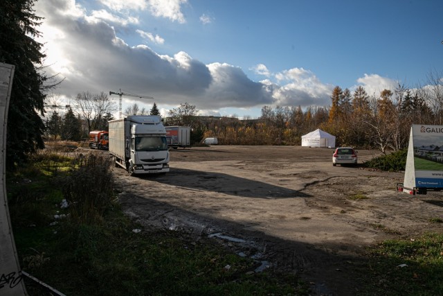 Krajobraz po motelu Krak to niezmiennie od kilku lat pusty plac, chaszcze, beton, parkujące auta, dzikie wysypiska i wstawione tu przypadkowe elementy. A w ostatnim czasie stanął tam namiot punktu pobrań, gdzie wykonuje się testy na koronawirusa