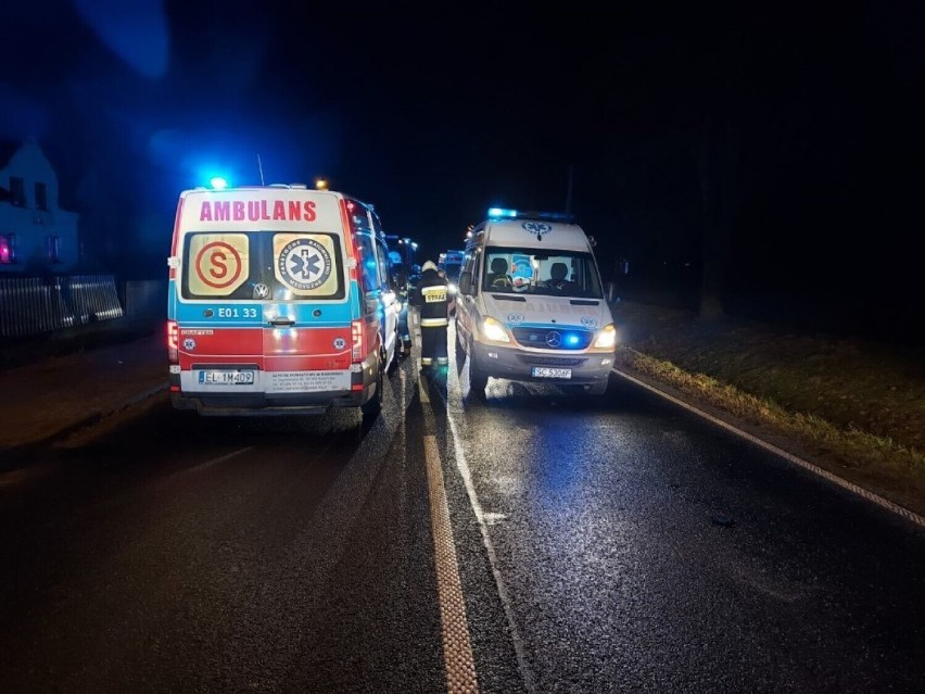 Tragicznych konsekwencji wypadku w Makowiskach ciąg dalszy. Nie żyje 26-latek chcący pomóc wyciągnąć samochód z rowu