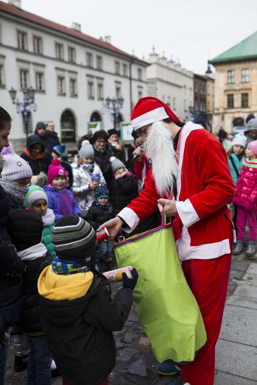 Kraków. Korowód świętego Mikołaja na Małym Rynku. Były zabawy i upominki [ZDJĘCIA]