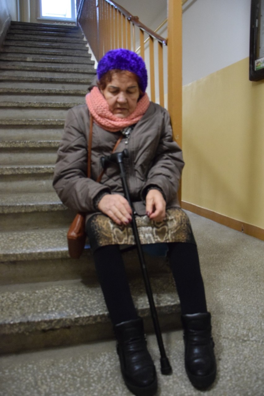 W Suwałkach schorowana staruszka koczuje na klatce schodowej, pod drzwiami mieszkania