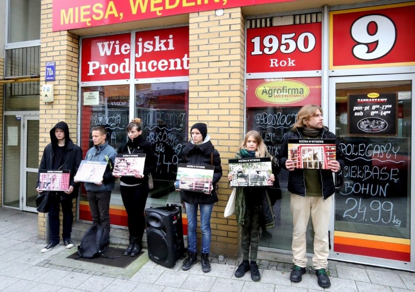 "Rzeźnia w Witkowie". Protest przed sklepem mięsnym w Szczecinie