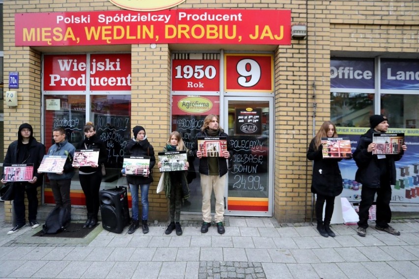 "Rzeźnia w Witkowie". Protest przed sklepem mięsnym w Szczecinie