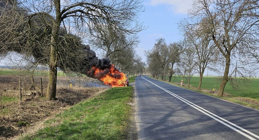 Na drodze między Sławą a Starym Strączem spalił się samochód