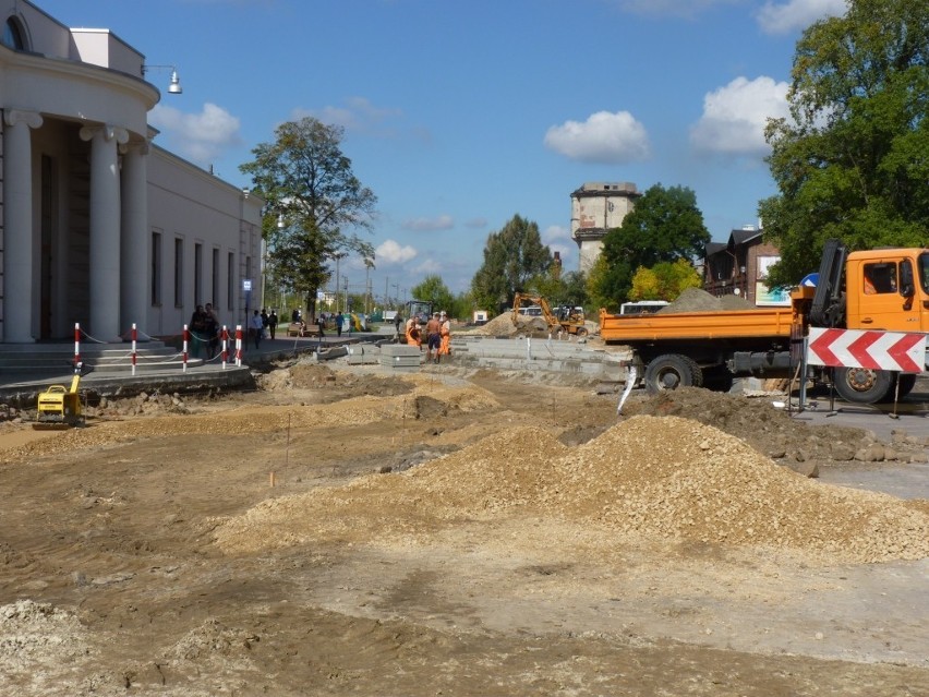 Trwa przebudowa terenu przy dworcu PKP w Radomsku [ZDJĘCIA]