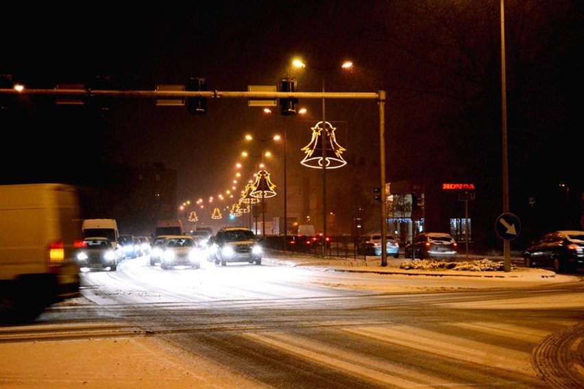 Leszno oświetlone świątecznymi lampkami.