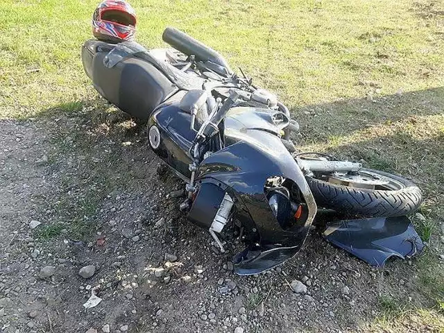 Motocykl yamaha najechał na osobówkę. Motocyklista został ranny.