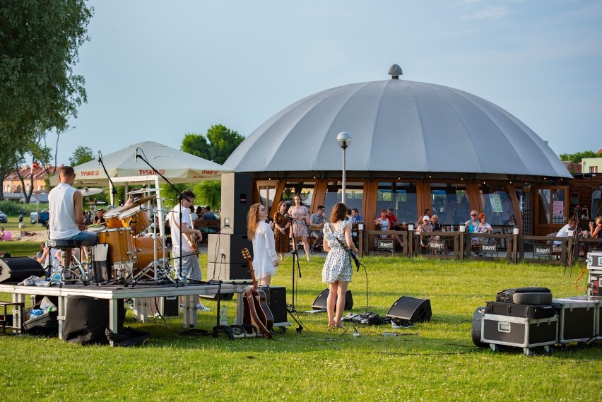 Muzyczne Łazienki - koncert na trawie, przy grzybku. Zespół Sounds Good z Opalenicy - 20.06.2021