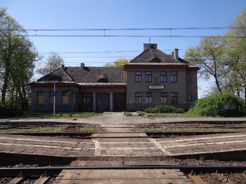 Odnowią dwie linie kolejowe przecinające powiat pajęczański. Zarazem rozbiorą perony