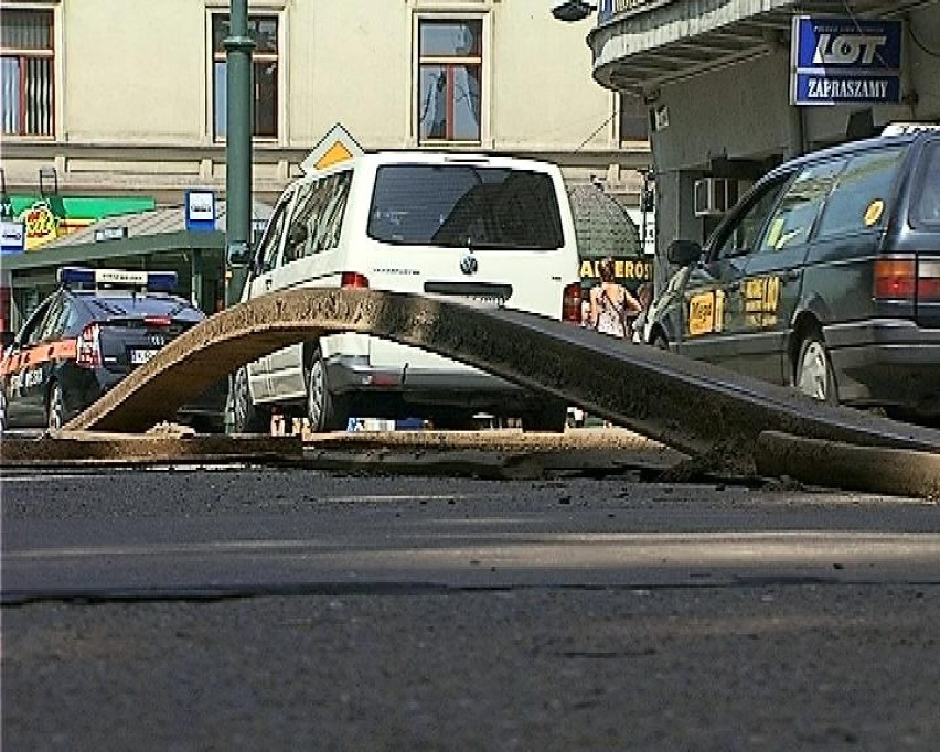 Na torowisku w rejonie przystanku Basztowa-LOT po obu...