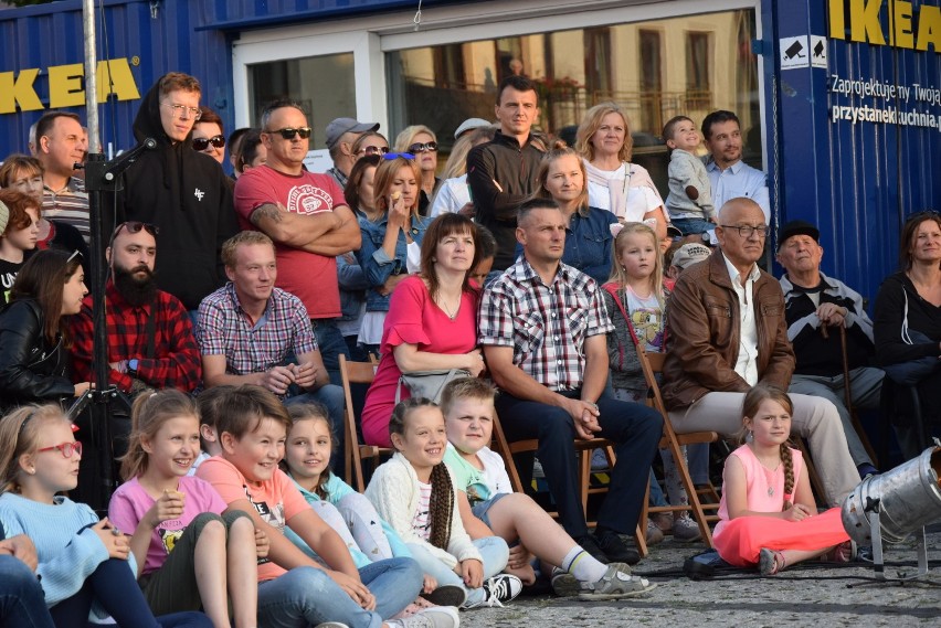 Festiwal Śladami Singera w Kraśniku. Taniec ognia i akrobacje na spektaklu "Przyjaciele Sztukmistrza" (ZDJĘCIA, WIDEO)