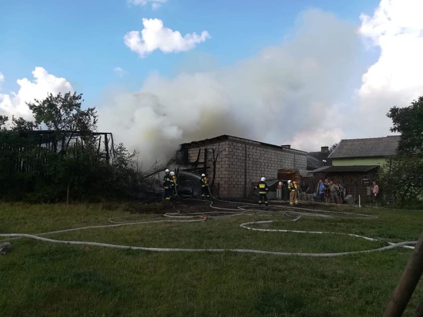  Osowo, gmina Karsin. Ogień zajął stodołę oraz znajdujące się w pobliżu budynki gospodarskie [ZDJĘCIA]