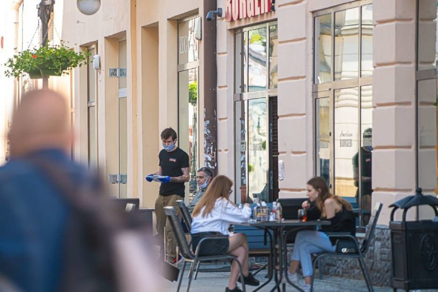 Czerwona strefa - powrót obostrzeń w Nowym Sączu i powiecie nowosądeckim [PRZEGLĄD]