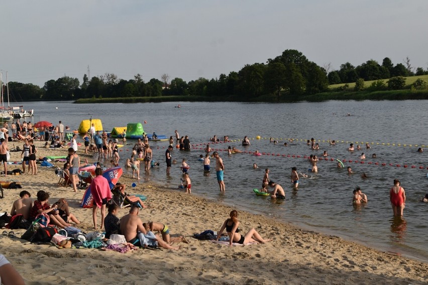 Lato w Śremie: plaża nad jeziorem Grzymisławskim cieszy się...