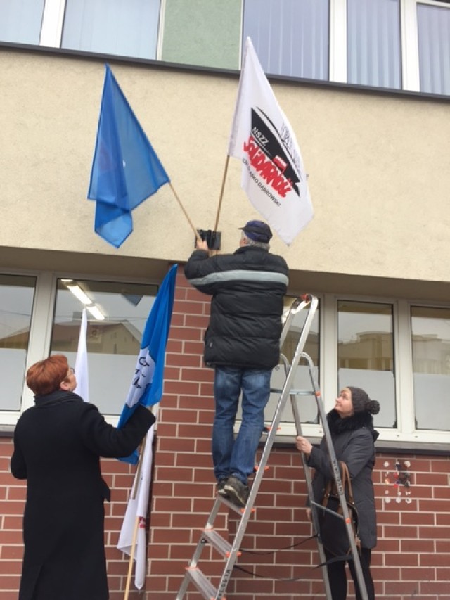 Na dąbrowskim szpitalu pojawiły się flagi. W przyszłym tygodniu szykuje się akcja strajkowa