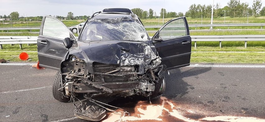 Cedry Małe: Wypadek na S7. Samochód osobowy najechał na auto obsługi technicznej drogi, która kosiła trawę. Utrudnienia w ruchu [ZDJĘCIA]
