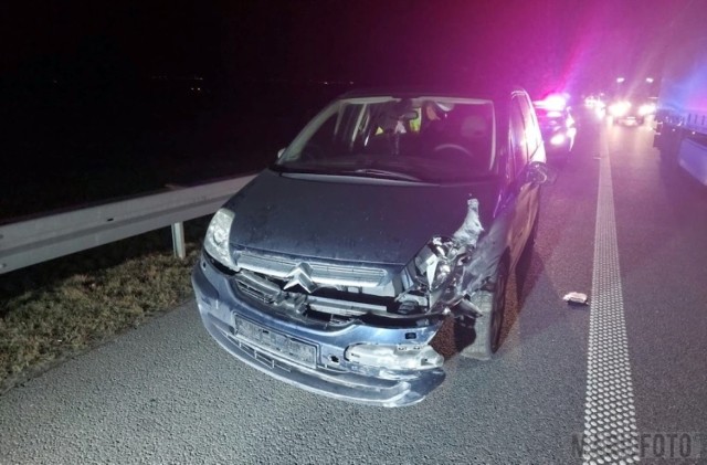 Na autostradzie A4 w kierunku Katowic kierowca wypadł z drogi i uderzył w bariery ochronne.