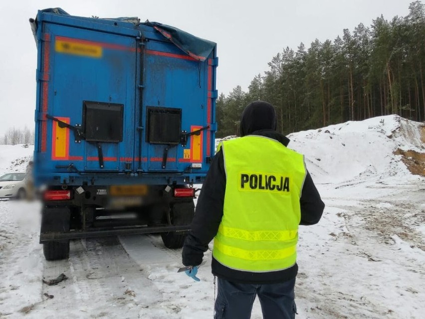 Gm. Szumowo. W starej żwirowni zrobili nielegalne składowisko śmieci