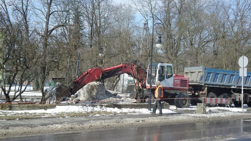 Wyburzono pomnik "przyjaźni polsko-radzieckiej" na skwerze Strakacza w Skierniewicach