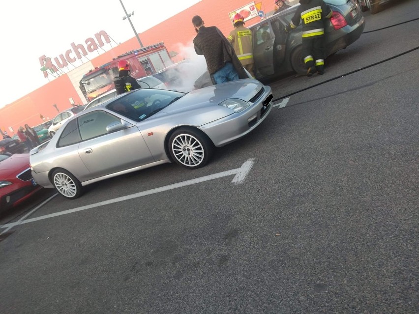 Pożar samochodu pod Auchan w Rumi. Zajęło się drugie auto. Przyczyny nie będą wyjasnione ZDJĘCIA